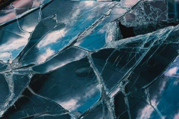 Shattered laminated glass holding structure